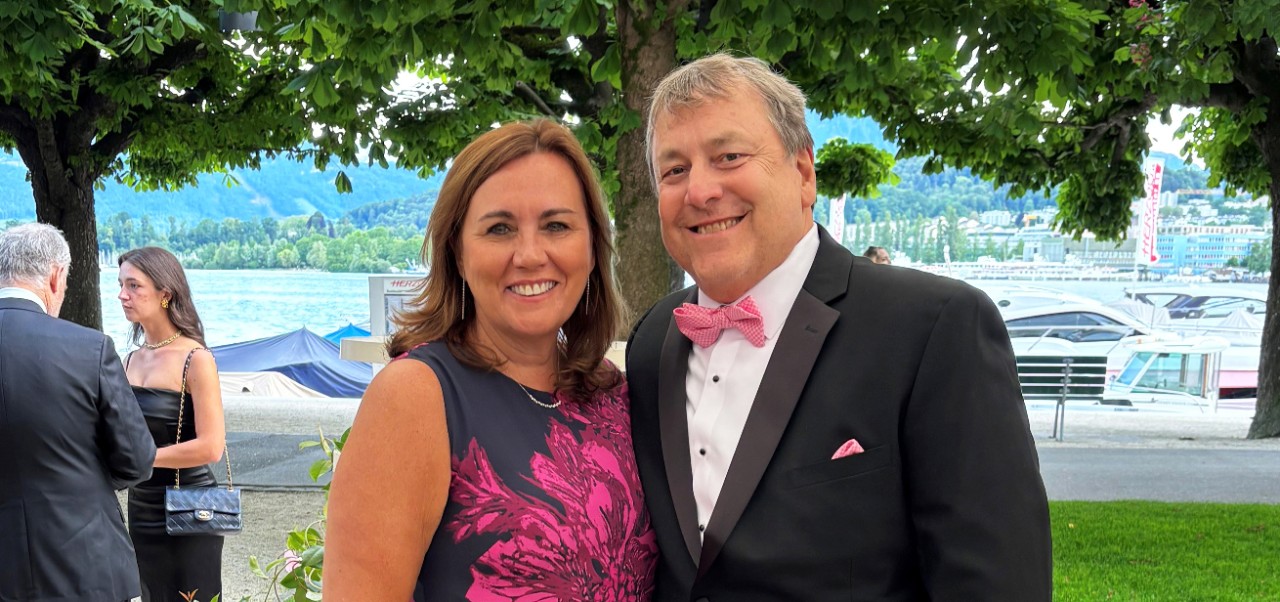 NYU SPS Division of Programs in Business alumnus Noreen Beaman poses for a photo with her partner at an outdoor black-tie affair.