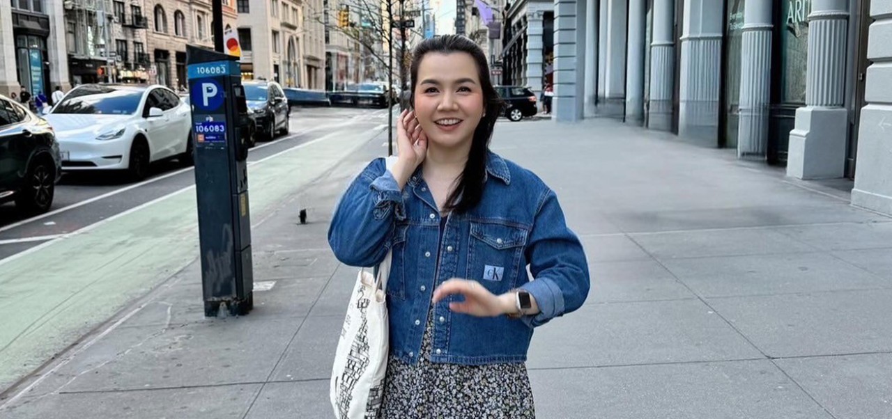 Siriluck Mim Rattanawaropas, NYU SPS Division of Programs in Business alumnus, walks down a New York City sidewalk near NYU.
