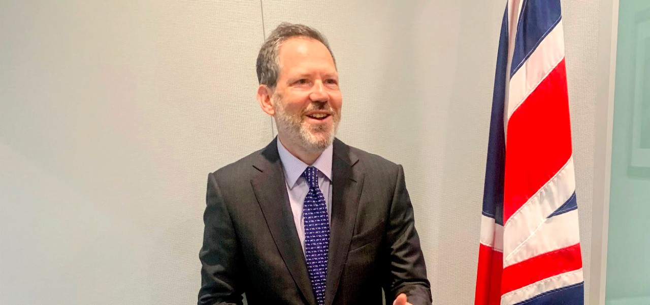Adam Braff, Adjunct Instructor of Marketing and Public Relations at NYU SPS,  reads aloud from a book to a classroom full of children.