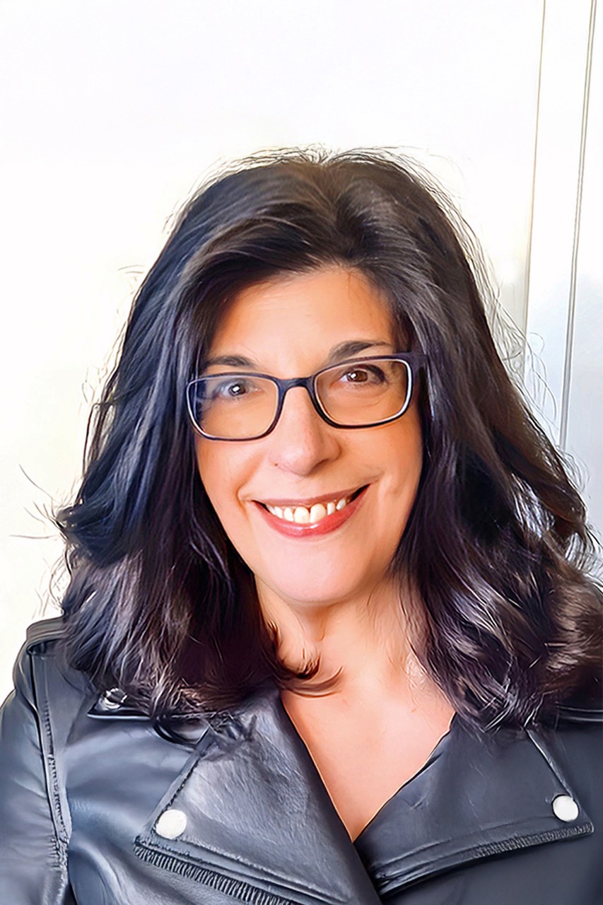 NYU SPS CE instructor Leslie Nydick smiles for a headshot