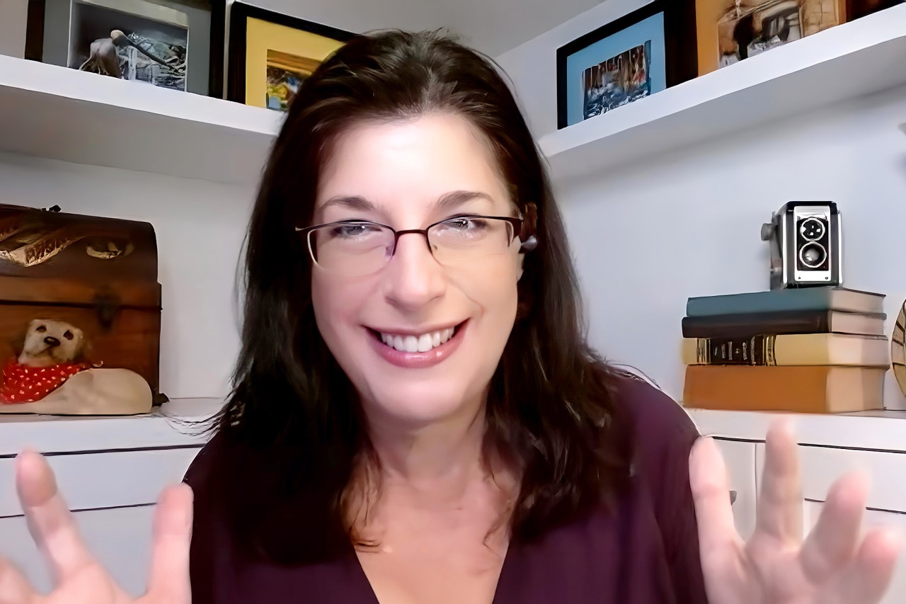 NYU SPS CE instructor Leslie Nydick smiles for a headshot